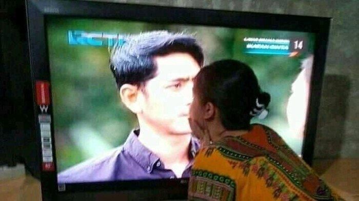 Gaya orang-orang nonton sinetron yang bikin ngakak